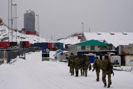Dänische Soldaten im Hafen von Nuuk an Land. (Archivbild)