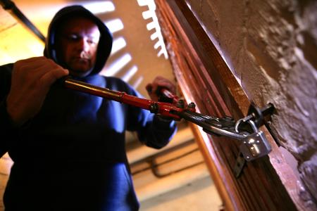 Symbolbild: Achtung, Einbrecher am Werk