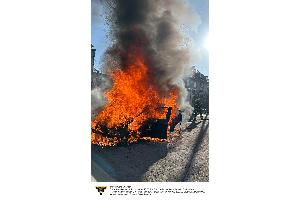 Die Feuerwehr München löscht einen Pkw in Vollbrand im Stadtteil Ramersdorf.