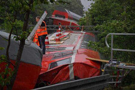 Vier Frauen sowie ein 13-Jähriger starben bei dem Unfall. (Archivbild) 
