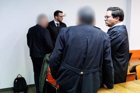 Die Angeklagten und ihre Anwälte vor dem Urteil.