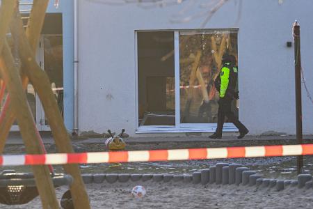 Die Feuerwehr berichtete von 22 Sanitätern, Ärzten und Feuerwehrleuten, die mit 12 Fahrzeugen im Einsatz waren. (Archivbild)