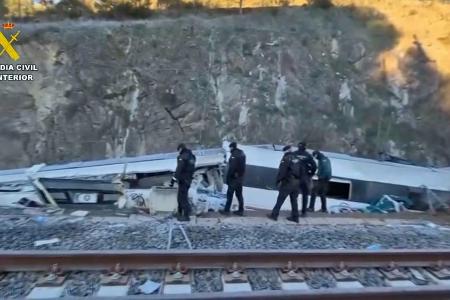 In den besonders stark zerstörten Waggons wurden noch mindestens zwei Tote vermutet.