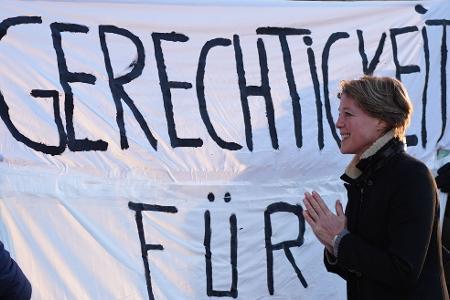 Vor dem Gericht stehen Unterstützer der Angeklagten.