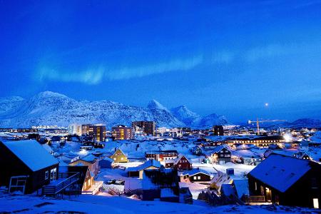 Polarlichter erscheinen am Himmel über Nuuk in Grönland.