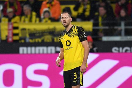 ABWEHR: Waldemar Anton - Note: 5,0 - Bekam in wichtigen Momenten wiederholt keinen Zugriff - egal, ob er aus der Kette vorschob oder am eigenen Elfmeterpunkt verteidigte. Leistete sich auch im Passspiel haarsträubende Momente. Im zweiten Durchgang zumindest noch mit einer wichtigen Aktion gegen Kolo Muani.