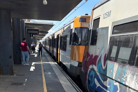 Die Nahverkehrszüge in Katalonien sind vor allem in den Hauptverkehrszeiten voll. (Archivbild)
