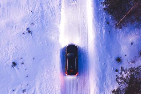 Schnee, Eis und Wind: Das richtige Fahrverhalten bei extremer Kälte