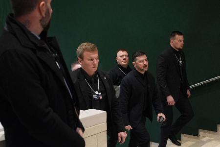 Der ukrainische Präsident Selenskyj in Davos, wo er sagte, dass Vertreter der USA, der Ukraine und Russlands über Bedingungen für ein Ende des Ukraine-Krieges reden wollen.