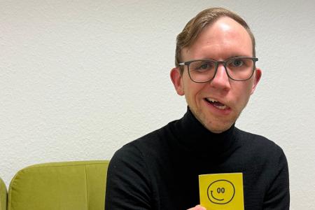 Mit einem Smiley mit schrägem Grinsen wirbt Friederich für seine Mutmacher-Aktion. 