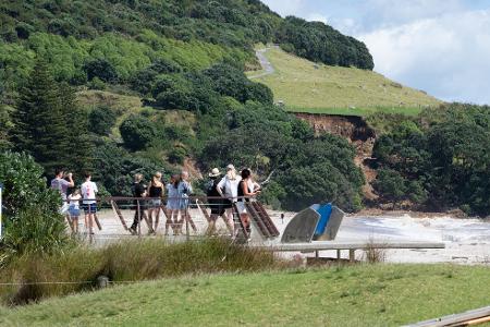 Die Einsatzteams suchen weiter unermüdlich nach Überlebenden.