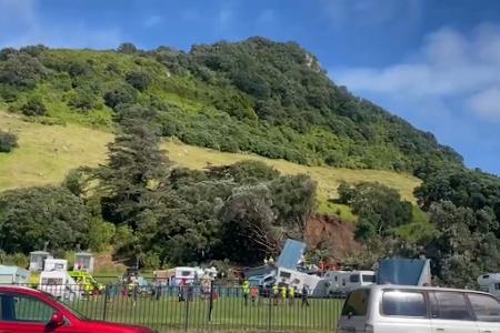 Der Erdrutsch auf einem Campingplatz begrub unter anderem den Toilettenblock. 