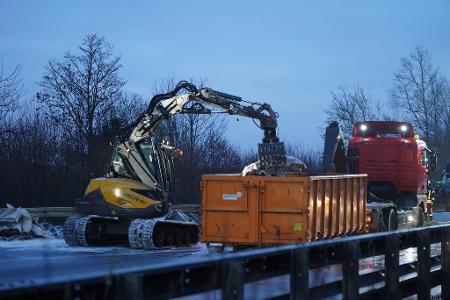 Auf der A44 im Kreis Paderborn haben nach einer Massenkarambolage Aufräumarbeiten begonnen.