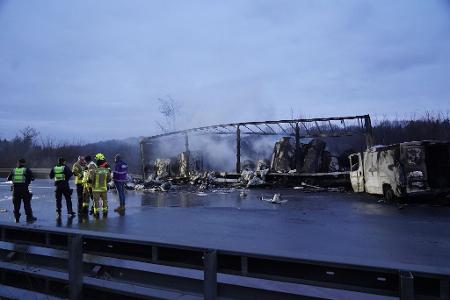 Bei einer Unfallserie auf der A44 geriet ein mit Papier beladener Sattelauflieger in Brand. 