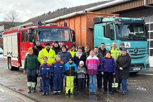 Starkes Team nach getaner Arbeit: Die Helfer der Tannenbaumaktion vor dem HLF und dem LKW der Firma Diedrich.