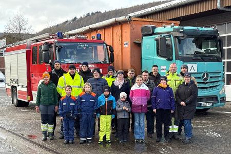 Starkes Team nach getaner Arbeit: Die Helfer der Tannenbaumaktion vor dem HLF und dem LKW der Firma Diedrich.