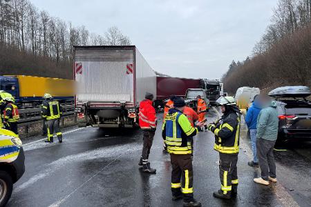 Glätte hat auf der A44 eine Unfallserie ausgelöst.