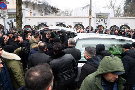 Ein Sarg wird nach dem Trauergebet vor der Beerdigung eines 62-Jährigen vor der Neuköllner Sehitlik-Moschee in einen Leichenwagen verladen. 