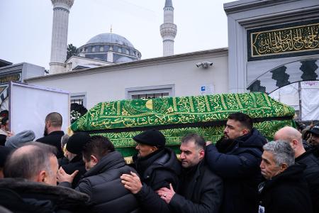 Ein Sarg wird nach dem Trauergebet vor der Beerdigung eines 62-Jährigen aus der Neuköllner Sehitlik-Moschee getragen.