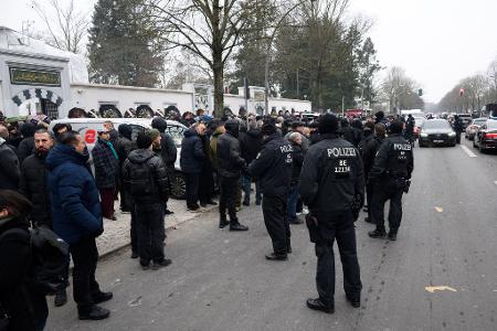 Zahlreiche Besucher kommen nach dem Trauergebet vor der Beerdigung eines 62-Jährigen aus der Neuköllner Sehitlik-Moschee. 