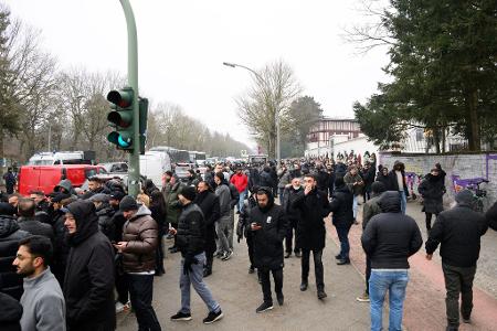 Zahlreiche Besucher kommen nach dem Trauergebet vor der Beerdigung eines 62-Jährigen aus der Neuköllner Sehitlik-Moschee.