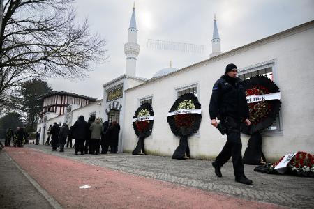 Blumengebinde stehen anlässlich eines Trauergebets vor der Beerdigung eines 62-Jährigen vor der Neuköllner Sehitlik-Moschee. 