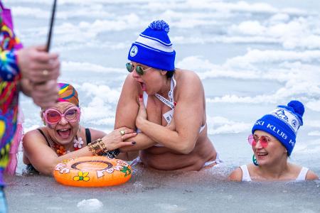 Eisbaderinnen planschen in der kalten Ostsee vor Usedom.