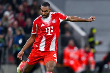 Jonathan Tah - Note: 4,0 - Fing viele Angriffe der Augsburger zu Beginn meist auf Höhe der Mittellinie ab und kassierte für seine Spielweise von Kompany teils Szenenapplaus. Erlaubte sich im zweiten Durchgang dann zunehmend kleinere Unkonzentriertheiten. Verhinderte in der Schlussphase per Handspiel noch eine klare Torchance und war mit Gelb in der Situation gut bedient.