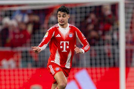 MITTELFELD: Aleksandar Pavlovic - Note: 3,0 - War vor der Pause mit Abstand bester Bayern-Spieler. Leitete mit seinem variantenreichen Passspiel immer wieder gefährliche Momente ein und hielt den Druck durch hohe Ballgewinne aufrecht. Hatte dann letztlich keine Antwort auf den mannschaftlichen Einbruch.