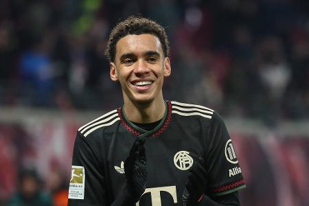 Jamal Musiala (ab 61.) - Note: 5,0 - Sammelte nach seinem Comeback die nächsten Einsatzminuten in der Bundesliga, brachte allerdings wenig Schwung auf den Rasen. Hatte immer wieder Missverständnisse im vorderen Drittel. Vor dem 1:2 ließ er Torschütze Massengo einfach ungehindert durchlaufen.