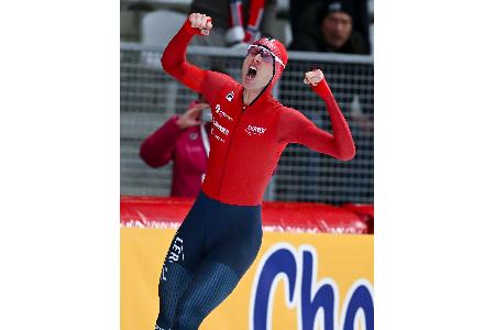 Jubel beim Eisschnelllauf-Weltcup in Inzell: Sander Eitrem aus Norwegen  jubelt über den Sieg und seinen neuen Weltrekord über 5000 Meter der Herren. 