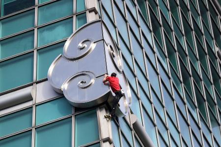 Hinter den Bürofenstern haben etliche Schaulustige den Extremsportler Honnold immer wieder fotografiert und jubelnd angefeuert.