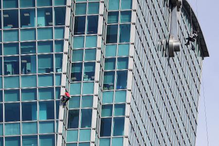 Schaulustige beobachteten Alex Honnold nicht nur vom Boden aus - auch hinter den Bürofenstern wurde der Extremsportler angefeuert.