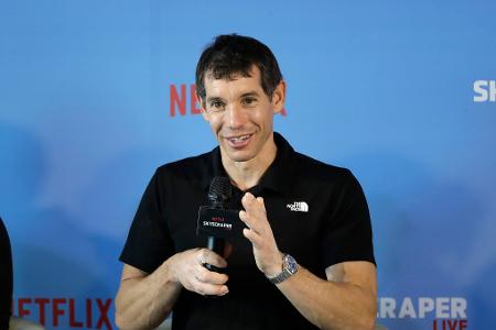 Bereits kurz nach seinem waghalsigen Aufstieg gab Alex Honnold sichtlich entspannt eine Pressekonferenz.