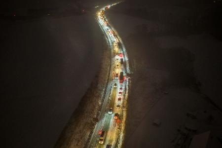 Bei Vlotho in NRW: Lastwagen schafften eine Steigung nicht, es hat sich ein Stau gebildet.