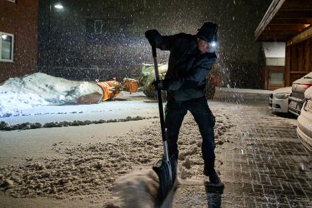 Schneeschaufeln an vielen Orten, hier in Ebstorf in Niedersachen.