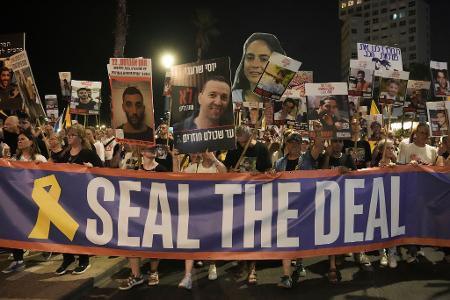 Für die Freilassung und Übergabe aller Geiseln waren monatelang Tausende Israelis auf die Straßen gegangen. (Archivbild)