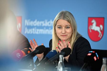 Niedersachsens Justizministerin Kathrin Wahlmann (SPD) setzt sich für ein Verbot von Voyeuraufnahmen ein.