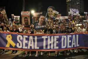 Für die Freilassung und Übergabe aller Geiseln waren monatelang Tausende Israelis auf die Straßen gegangen. (Archivbild)