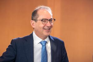 Dobrindt will den Verfassungsschutz ausbauen - auch über den reinen Nachrichtendienst hinaus. (Archivbild)