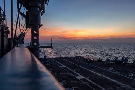 Eine Flotte von Kriegsschiffen samt dem Flugzeugträger 