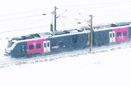 Der Zugverkehr hatte mit den Folgen von Schnee und Eis zu kämpfen.