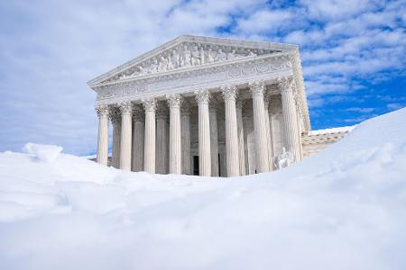 Menschen kämpfen in den USA mit Schneemassen und Kälte.
