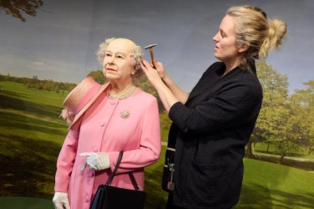  Frühjahrsputz  im Wachsfigurenkabinett