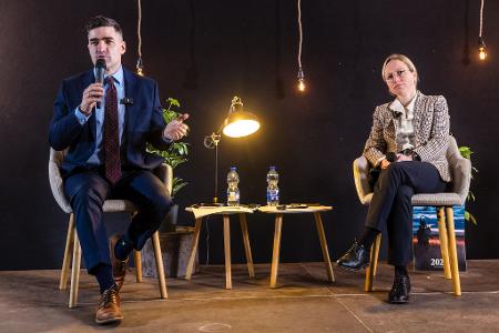 Sellner und AfD-Politikerin Lena Kotré diskutieren über sogenannte Remigration. Kotré machte vorab Werbung für das Treffen in Brandenburg. (Archivbild)