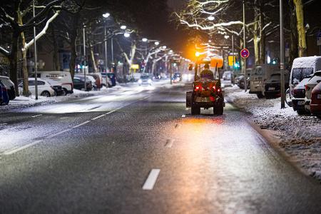 Nach einer kurzen Wetterberuhigung bringt ein Sturmtief neue Niederschläge. Die Räumdienste haben alle Hände voll zu tun.