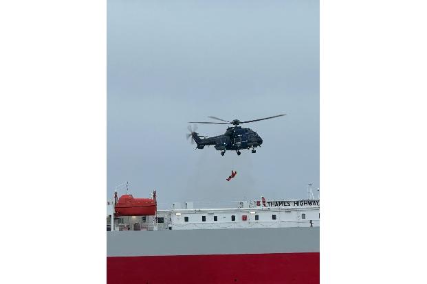 Einsatzkräfte werden per Helikopter an Land gebracht.