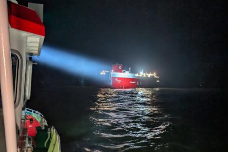 Die ersten Einsatzkräfte erreichten gegen Mitternacht den Frachter.