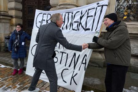 Der angeklagte Ex-Sportmoderator Gerhard Delling begrüßt Unterstützer seiner Lebensgefährtin Christina Block.