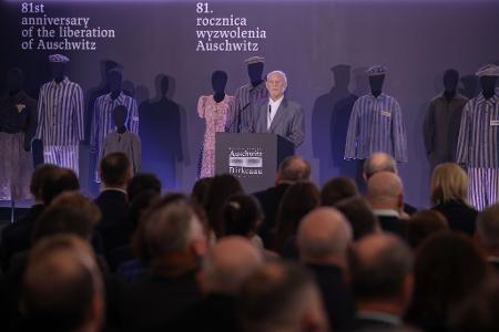Der Holocaust-Überlebende Bernard Offen warnte während der Gedenkfeier im ehemaligen deutschen Konzentrationslager Auschwitz-Birkenau vor wachsendem Hass. (Foto aktuell)